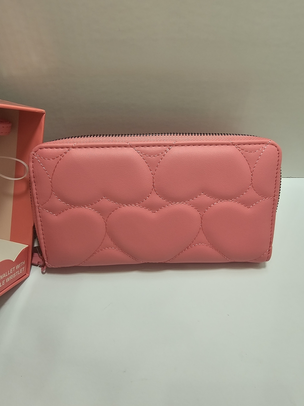 Betsey Johnson Chalk White Quilted Hearts Zip Around Wristlet Wallet NIB NWT - Picture 10 of 10
